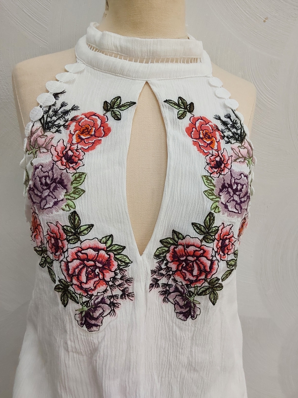 Takara Halter Cutout White Embroidered Floral Bodysuit Top M